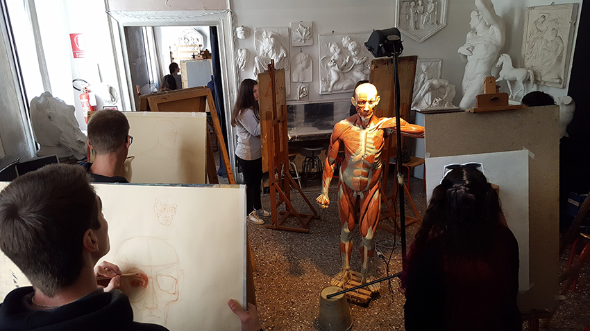 Alcuni studenti di Mimmo Alfarone durante una lezione dal vero sulla Figura Umana Miologica