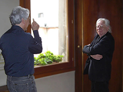 Edward lucie Smith in posa per  Mimmo Alfarone