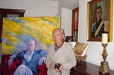 Franco Belgiorno-Netti accanto al suo ritratto by Mimmo Alfarone e sulla parete in suo ritratto da militare