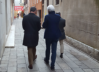 Mimmo-Alfarone-con-Patrick-Moore-verso-La-Biennale